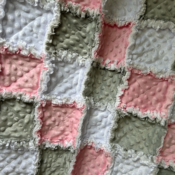 Baby girl rag quilt blanket / stroller car seat size - Picture 4 of 12